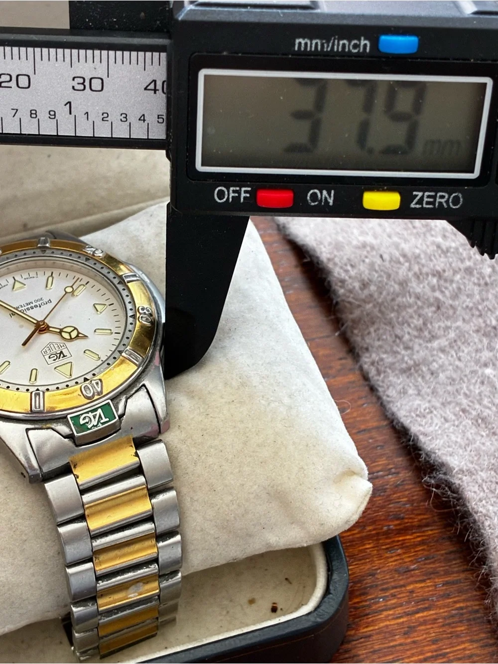 TAG Heuer 4000 Professional Date 38mm  - WF1120-0